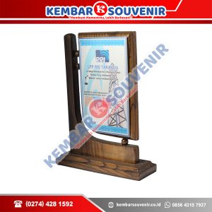 Contoh Desain Plakat Kayu DPRD Kota Gunungsitoli