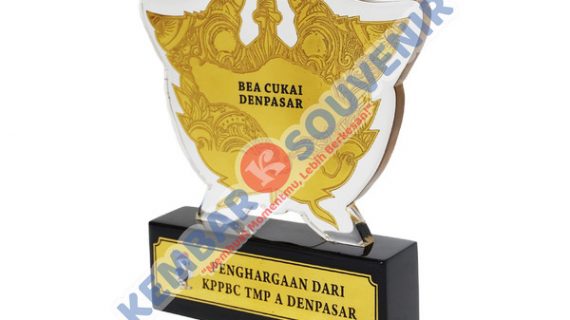 Piala Kenang Kenangan PT Graha Layar Prima Tbk.