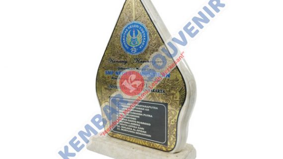 Piala Akrilik Murah Universitas Karyadarma Kupang