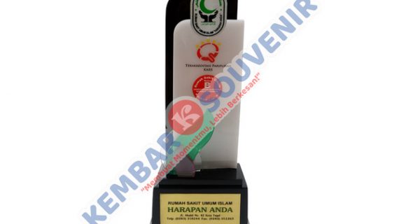 Contoh Piala Dari Akrilik Akademi Pariwisata NHI Bandung