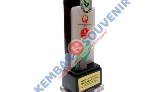 Piala Akrilik Murah PT Selaras Citra Nusantara Perkasa Tbk