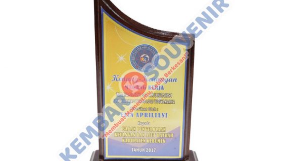 Contoh Trophy Akrilik PT Kertas Leces (Persero)